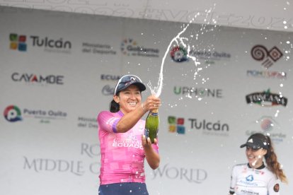 La ciclista Miryam Núñez durante la celebración tras ganar la primera edición de la Vuelta femenina.