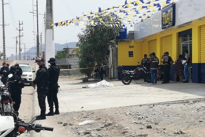 El uniformado fue abordado por sujetos en motocicleta quienes le descargaron al menos 5 tiros.