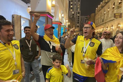 Hernán,. sus hijos Daniela y Marcelo, su nieto Nicolás y el primo Vinicio cantan y gritan por Ecuador, en pleno mercado de Doha.