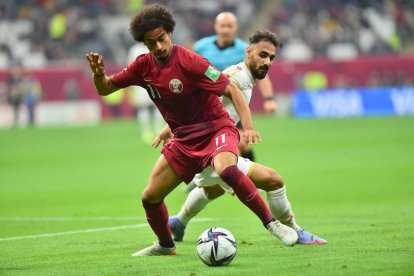 Akram Afif, del club catarí  Al-Sadd, puede jugar por ambas bandas. Con su selección registra 24 goles en 83 partidos.