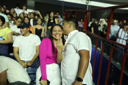 La pareja vivió un momento romántico. Ella dijo que sí.