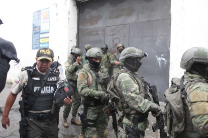 Militares fuertemente  armados colaboraron en el operativo para controlar la situación en el interior de la cárcel de El Inca.