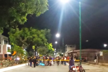 La Policía Nacional al ser alertada del caso acudió a la escena y la cercó para la recolección de indicios balísticos.