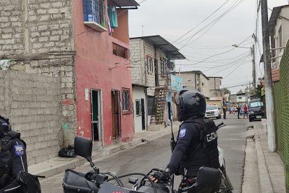 Policías del distrito Sur llegaron al sitio del suceso para recabar indicios.