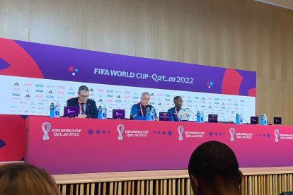 El jugador Moisés Caicedo junto al técnico de la selección ecuatoriana Gustavo Alfaro