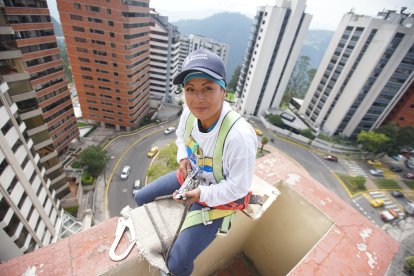 alexandra gualoto aprendió a  pintar fachadas de edificios en Quito sostenida por cuerdas. Es la única mujer que se dedica a  esta labor.
============02 Subtitulo principal New (32301803)============
En una ocasión,  la cuerda que sostenía a la joven se aflojó e hizo que cayera como un ascensor sin frenos. Sin embargo, esta se  templó nuevamente y evitó una muerte  segura.