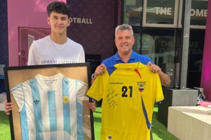 Javier Maluf (d) con la camiseta 21 de Carlos Tenorio. Y su hijo Nicolás (i), con la de Diego Maradona