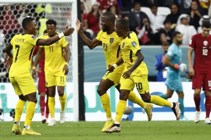 Énner Valencia (c) de Ecuador celebra un gol hoy, en un partido de la fase de grupos del Mundial de Fútbol Qatar 2022 entre Catar y Ecuador en el estadio Al Bait en Al Khor (Catar). EFE/ Rodrigo Jiménez