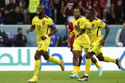 Enner Valencia (L) de Ecuador celebra durante a FIFA partido de fútbol delMundial de la fase de grupo entre Qatar y Ecuador en Al estadio de Cebo en Al Khor, Qatar, 20 noviembre 2022.