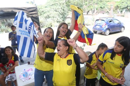 Su tía Maribel Morante (i), su hermana Kathy Zambrano y su abuela Marina Chóez apoyaron a Jeremy Sarmiento desde Guayaquil.