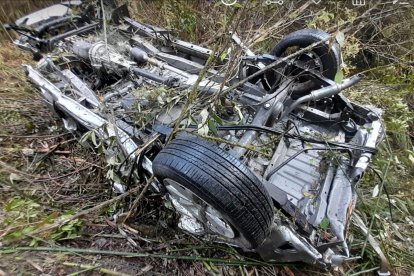 El vehículo quedó destrozado en el fondo del barranco, y no pudo ser recuperado.