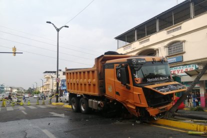 El tramo entre Portete y Argentina, sentido sur-norte, permanece bloqueado. Hay combustible regado y un volquete chocado en el parterre central.
