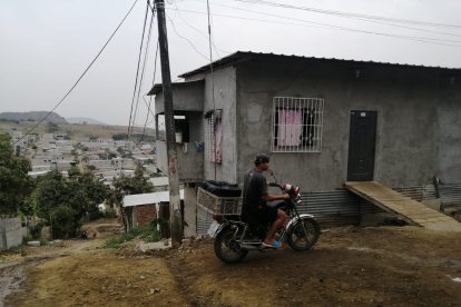 El padre y la niña recibieron los disparos cuando se asomaron por la ventana.