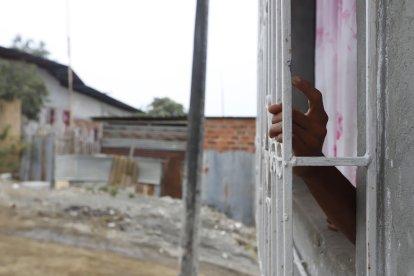 Un pariente mostró una de las marcas que dejaron los proyectiles en la ventana.