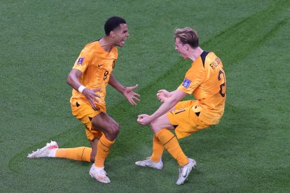 Cody Gakpo (i) marcó el primer gol de Países Bajos con un preciso cabezazo tras centro de Frenkie de Jong (d).