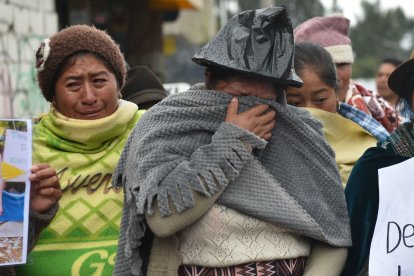 Las madres de las víctimas están desesperadas por sus parientes.