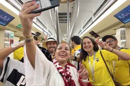 A ver, ¡sonrían! La alegría de los compatriotas atrae la atención de todos.