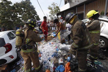 En el sitio se halló material que sería usado para fabricar camaretas y petardos.