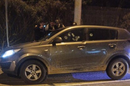 Los cuerpos de dos hombres quedaron dentro de un auto, en el cantón El Carmen.