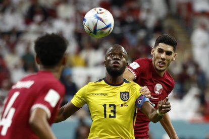 Enner Valencia sufrió un esguince en la rodilla durante el partido ante Catar.