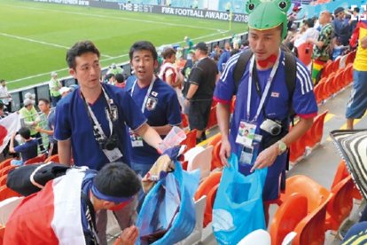 Hinchas japoneses demostraron su cultura, luego de limpiar el estadio donde Catar y Ecuador jugaron el partido inaugural del Mundial.