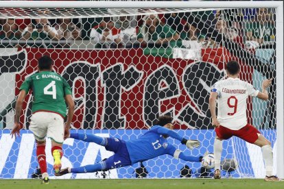 Guillermo Ochoa (c) México le atajó un penalti a Robert Lewandowski (i) de Polonia.