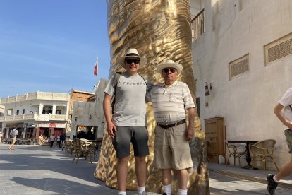 Los Carlos Jiménez, padre e hijo, aprovechan los días para turistear por Doha.
