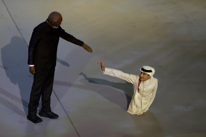 El influencer Ghanim Al-Muftah (d) junto al actor Morgan Freeman durante la ceremonia inaugural de la Copa del Mundo.