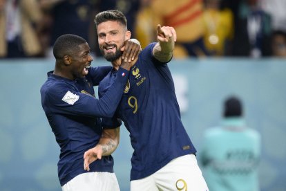 Olivier Giroud fue una de las figuras de Francia al marcar un doblete en la victoria por 4-a sobre Australia, por el grupo D del Mundial.