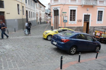 Los automóviles circulan  normalmente por la calle Guayaquil a cualquier hora.