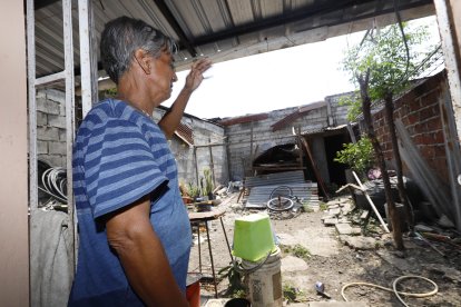El hijo de doña Yolanda señala que por los techos de zinc, sus vecinos salían, de esta forma evitaban ahogarse con la humarada.