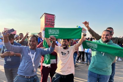 Hinchas de Arabia Saudita rebosan de alegría tras el triunfo de su selección ante Argentina