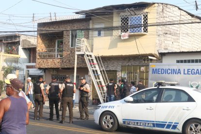 El fallecido fue atacado mientras se 'peluqueaba' en el suburbio de Guayaquil.