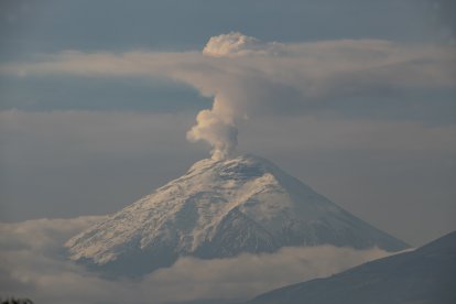 Durante las últimas semanas, las columnas de emisión de gas del volcán Cotopaxi han alcanzado alturas de hasta 2 kilómetros sobre el nivel del cráter.