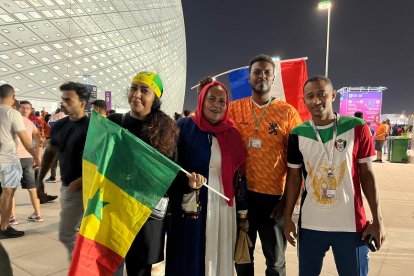 Los hinchas de Países Bajos y Senegal palpitan un partido complicado ante Ecuador.