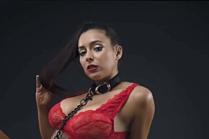 No es la primera vez que hace fotos sensuales. Ahora se las tomó Augusto Calderón.