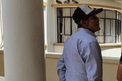 El adulto mayor habría sacado la botella con gasolina de una funda que llevaba en la mano.