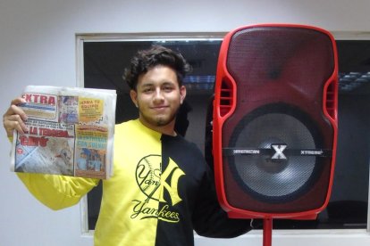 Bryan Zambrano posa con el ejemplar de la suerte de EXTRA y su megaparlante.