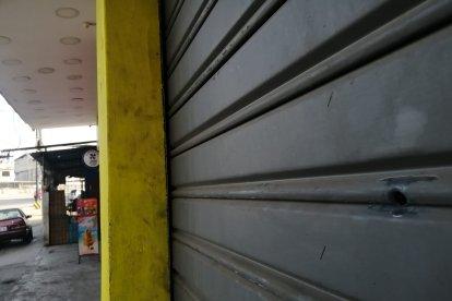 El hecho violento se registró en el bloque 11 de Bastión Popular, a pocos metros de la vía Perimetral. En el sector hay temor. Serían 'vacunadores'.