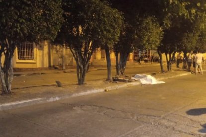 Con cinco casquillos percutidos, agentes de Criminalística procuran determinar qué tipo de arma usaron contra Aníbal López.