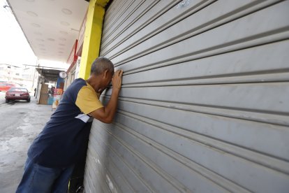 Un lugareño vio desde un orificio que había daños en vitrinas de un negocio.