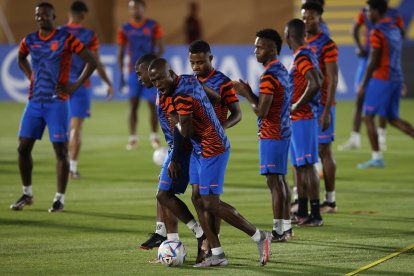 El delantero de la selección ecuatoriana de fútbol Enner Valencia (c) participó en el entrenamiento del combinado nacional, un día antes del duelo ante Países Bajos.