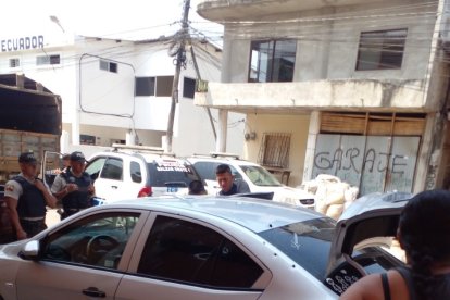 El automóvil color gris quedó con huellas de los disparos que le hicieron.