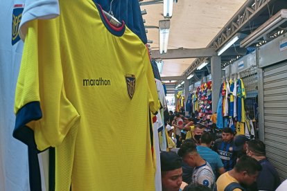 Miles de aficionados de la Tri buscan en la Bahía de Guayaquil la camiseta de la selección de Ecuador.