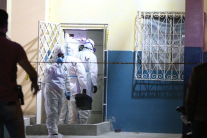 El cuerpo de la mujer fue hallado al lado de un portón, según el abogado.