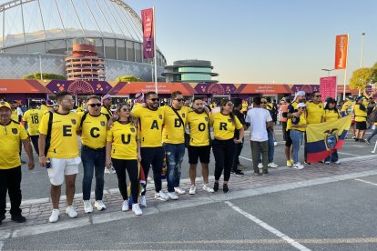Hinchas de Ecuador ya se encuentran en los exteriores del estadio Jalifa.