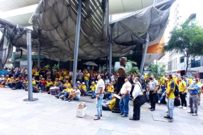 Cientos de ciudadanos caminan por las principales calles del centro de Guayaquil, con los colores de la Tri.
