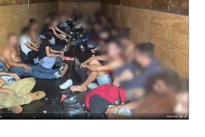 Los viajeros estaban sofocados dentro del contenedor.