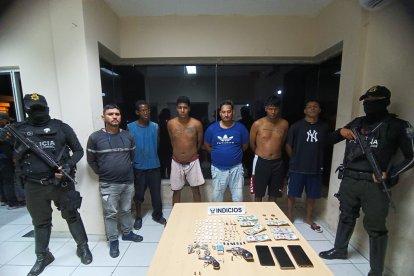 Tres de los detenidos registran antecedentes penales, de acuerdo a información policial.