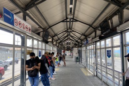 Cada usuario vive el partido en la Metrovía de forma diferente.